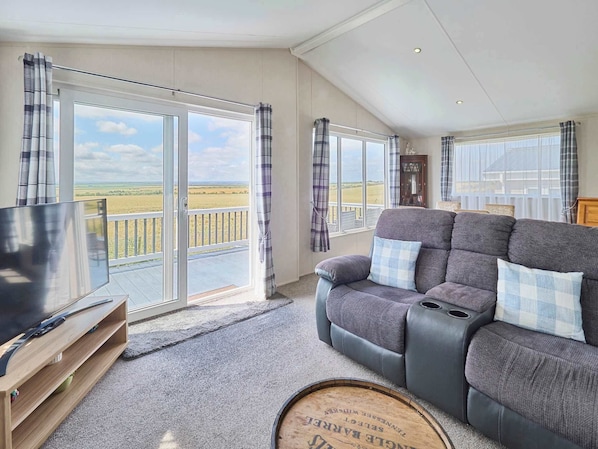 Una televisión, una chimenea, una oficina