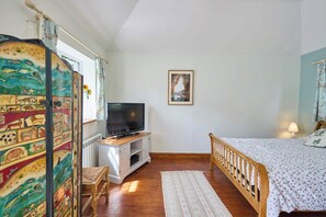 1 bedroom, bed sheets