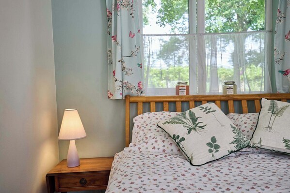 1 bedroom, bed sheets