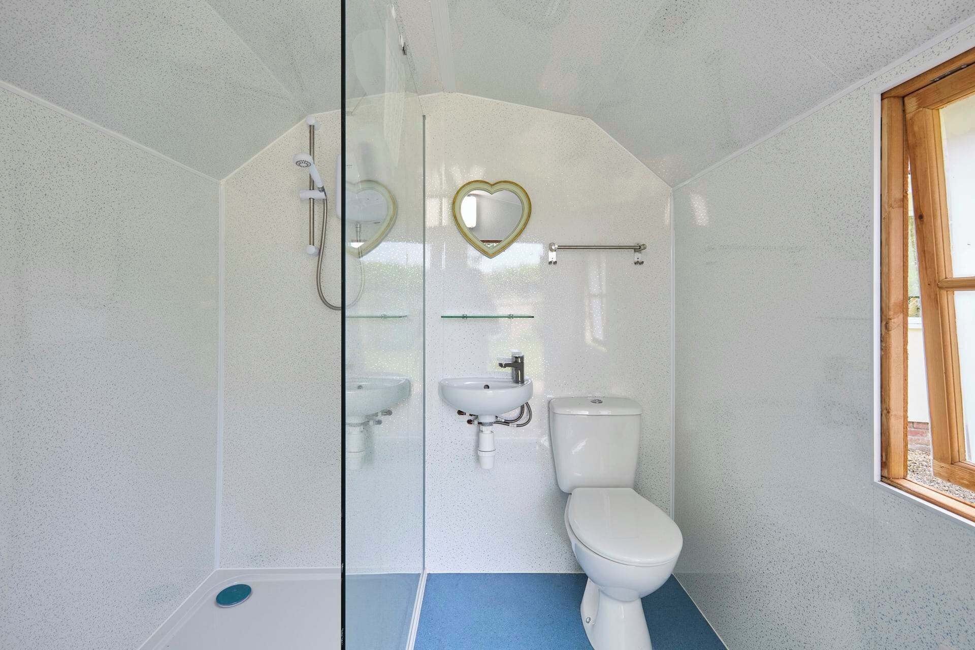 Douche, serviettes fournies, shampoing