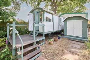 Exterior - Host & Stay | Shepherd's Hut (Briston)