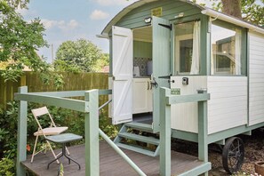 Exterior - Host & Stay | Shepherd's Hut (Briston)