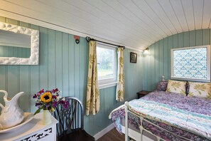 1 makuuhuone, silitysrauta/-lauta, vuodevaatteet