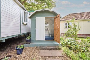 Exterior - Host & Stay | Shepherd's Hut (Briston)