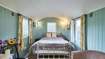1 habitación, tabla de planchar con plancha y ropa de cama