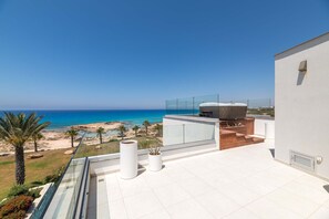 Ein moderner Balkon mit freiem Blick auf Strand und Meer.