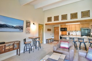 Smart TV, fireplace - Trails End Après Penthouse Condo - Ski In/Out, Walk Downtown! (Breckenridge)