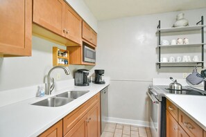 Réfrigérateur, four à micro-ondes, un four, surface de cuisson