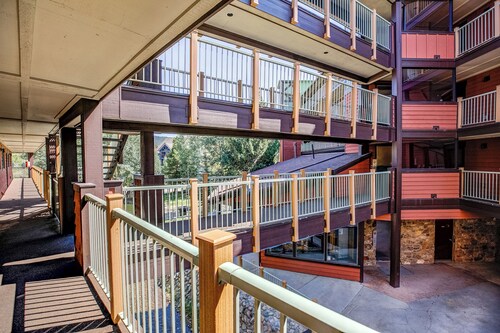 Sawmill Creek Downtown Condo: Ski In, Mountain Comfort