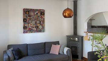 Apartamento standard, vista para a piscina | Sala de estar | Brinquedos