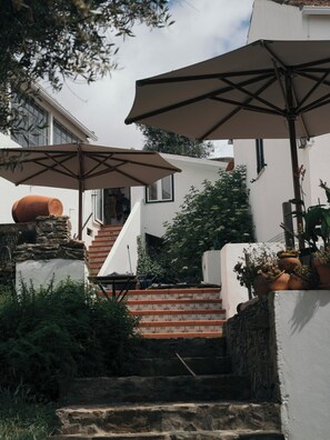 Courtyard - breakfastunderatree (Tomar)