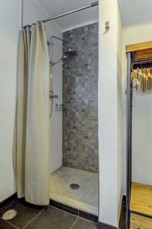 Standard Apartment, Pool View | Bathroom shower