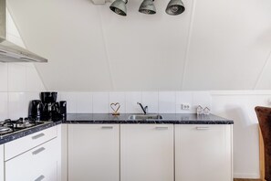 Refrigerador, microondas, parrilla de estufa y cafetera y tetera