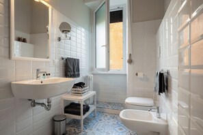 Bruser, hårtørrer, bidet, håndklæder