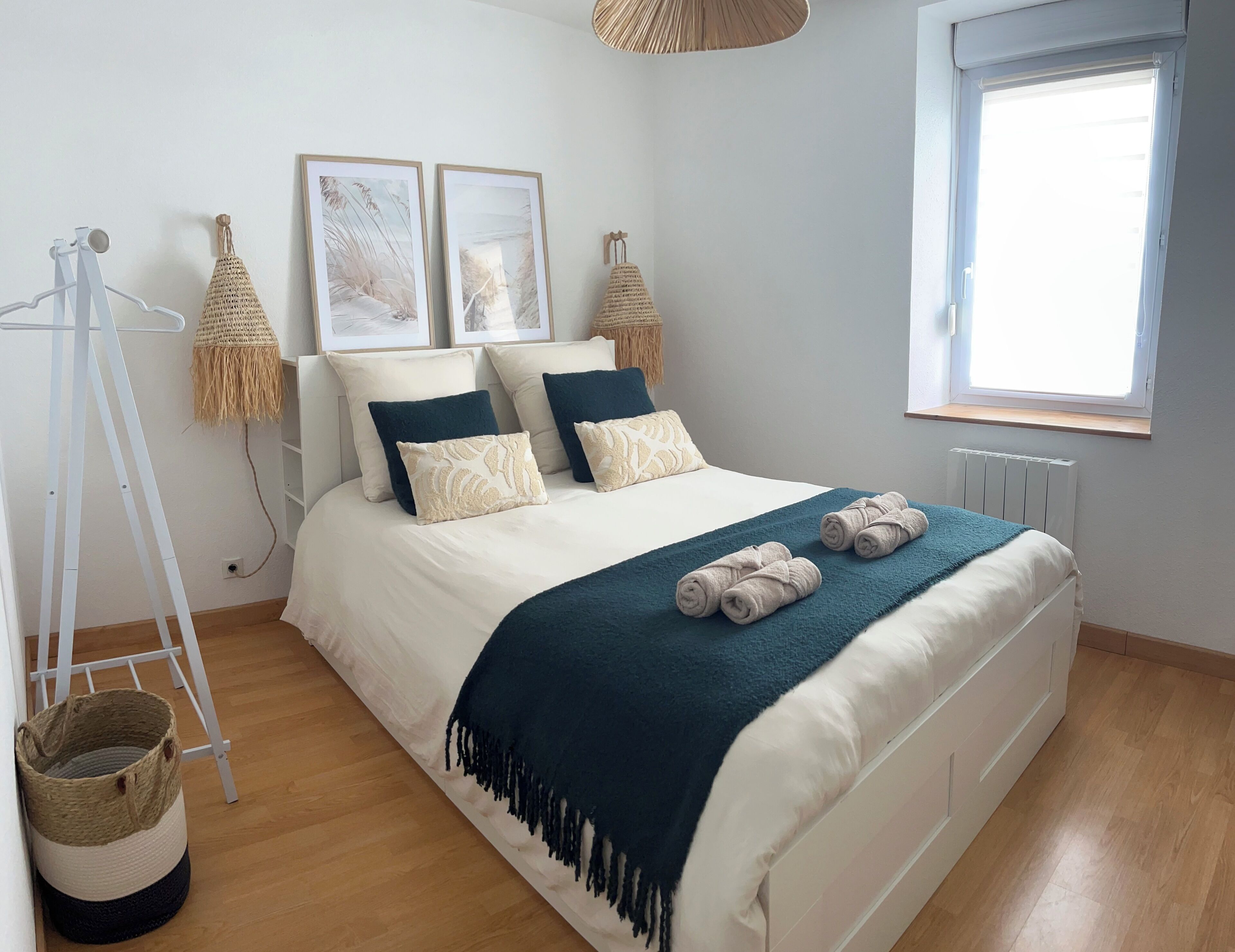 2 bedrooms, travel cot, free WiFi, bed sheets