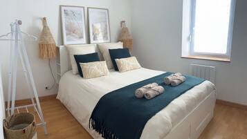 2 bedrooms, travel cot, free WiFi, bed sheets