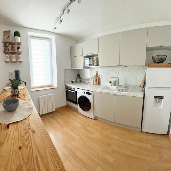 Een koelkast, een magnetron, een oven, een vaatwasser