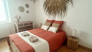 2 bedrooms, travel cot, free WiFi, bed sheets