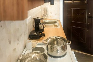 Een koelkast, een oven, een kookplaat, een koffiezetapparaat/waterkoker
