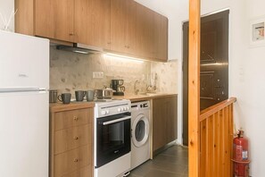Een koelkast, een oven, een kookplaat, een koffiezetapparaat/waterkoker