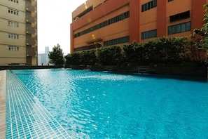 Una piscina al aire libre