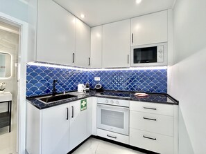 Mikrobølgeovn, kaffetrakter/tekoker og kjøkkenutstyr