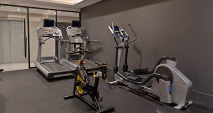 Sosuite Corner 1bed Apt w Roof Deck, Gym, Laundry