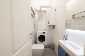 Deluxe Condo | Bathroom
