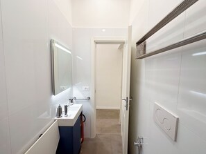 Deluxe Condo | Bathroom - Splendor Eternal 3BR Apartment  (Rome)