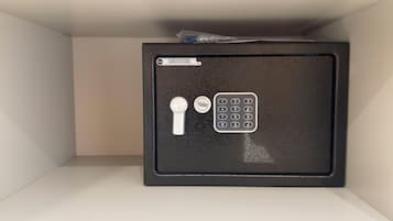 Condo luxo | Cofres nos quartos, ferros/tábuas de passar roupa, Wi-Fi de cortesia