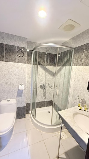 Quadruple Room | Bathroom