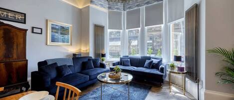 Televisión, libros y oficina