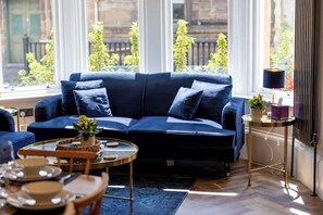 Fernseher, Bücher, Arbeitsbereiche