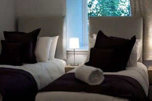 5 bedrooms, iron/ironing board, WiFi, bed sheets