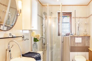 Shower, hair dryer, towels