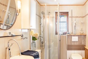 Regadera, secadora de cabello, toallas 