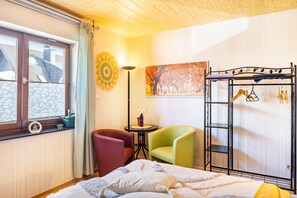 3 bedrooms, WiFi, bed sheets - Holiday Apartment 'Energie und Balance' with Private Terrace, Balcony and Wi-Fi (Hessisch Lichtenau)