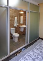 Pantuflas, toallas, jabón, shampoo