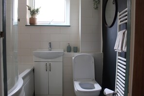 Shower, towels, toilet paper - Leeds Urban Retreat - Modern 2 bed Apartment (Leeds)