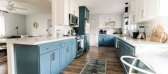 Lake Park Landing: 4 BR, 2 BA House in Atascadero, Sleeps 9