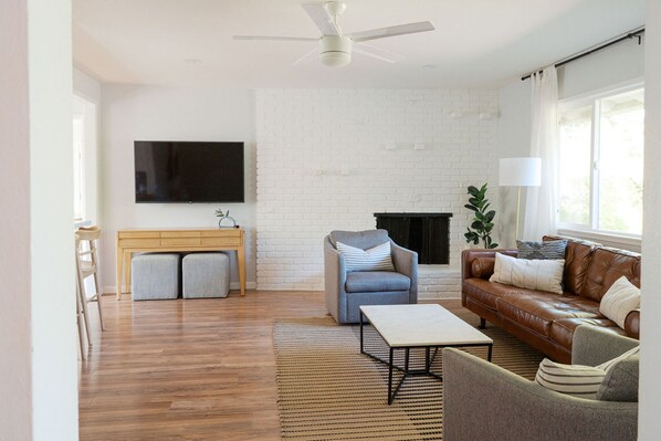 Smart TV y chimenea 