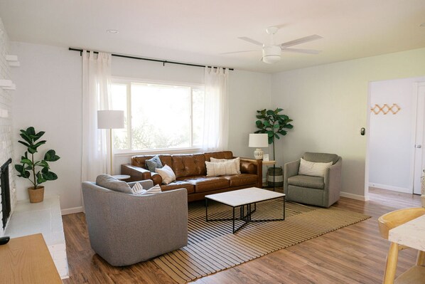 Smart TV, fireplace