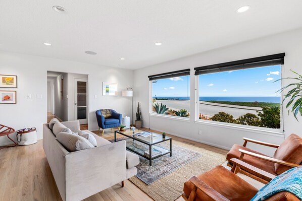 Smart TV, stereo - 3977 Cliff House - Ocean Front Santa Cruz Home (Santa Cruz)