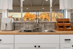 Private kitchen - Serenity Retreat, Magical View & Perfect Location (Sedona)