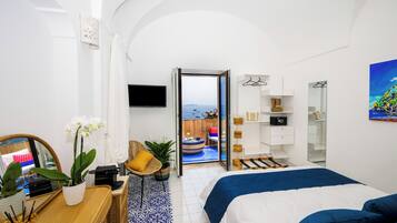 Free minibar, in-room safe, soundproofing, free WiFi