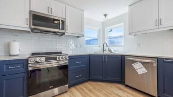 House, 3 Bedrooms | Private kitchen | Fridge, oven, coffee/tea maker, toaster