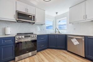House, 3 Bedrooms | Private kitchen | Fridge, oven, coffee/tea maker, toaster