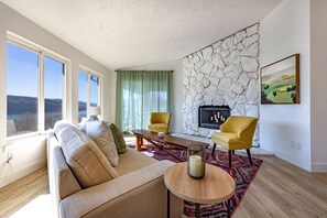 House, 3 Bedrooms | Living area | Smart TV - Wind View 3 Bedroom Home (Lyle)