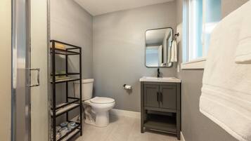 House, 3 Bedrooms | Bathroom | Free toiletries, towels