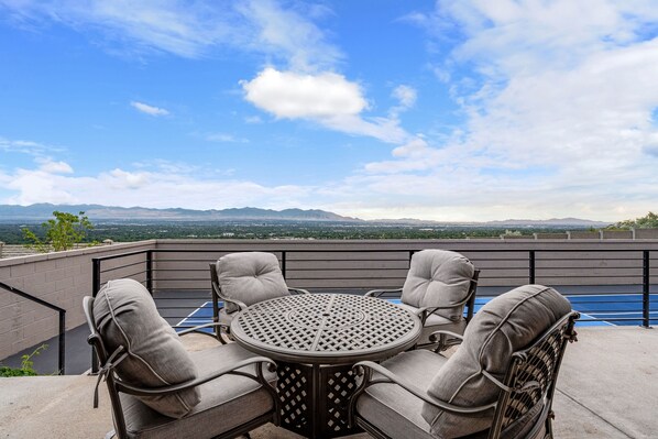 A round table with four chairs, a view of mountains, and a clear sky. - All-New Luxe Villa Hot Tub, Sauna, Sleeps 16 (Salt Lake City)